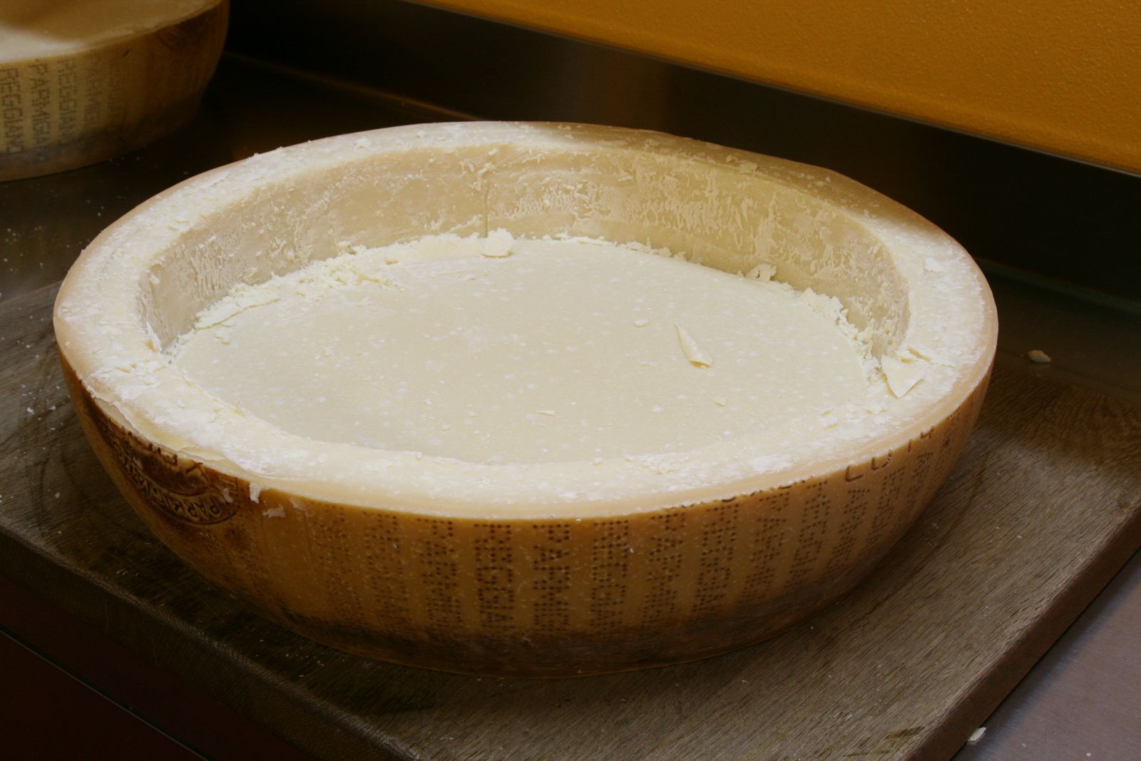 Parmesan-kaufen-bestellen-shop-Kaeseversand-Parmesanrad-Parmesanschüssel